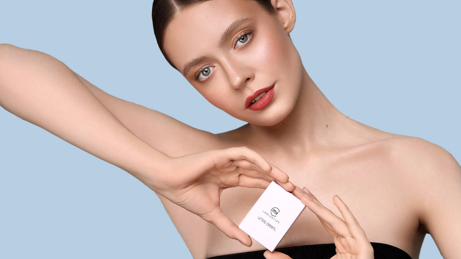 Model din campania oficială My Lamination, cu Lifting Cream